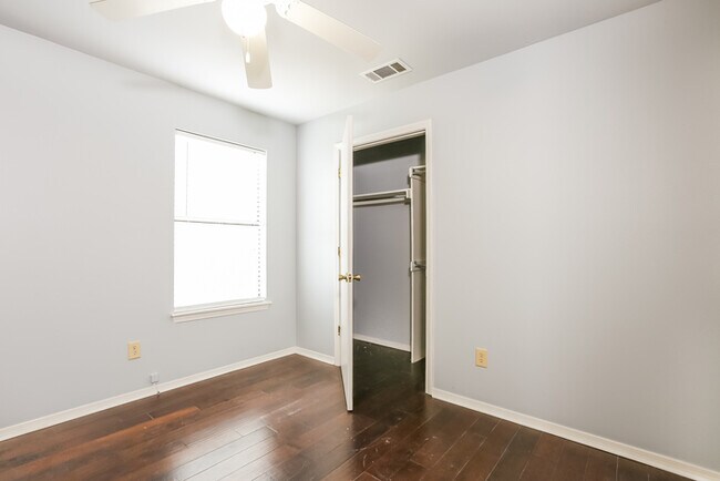 Building Photo - Adorable 3 Bedroom