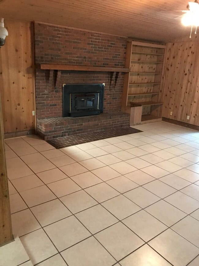 Building Photo - 4x2 large home for rent!