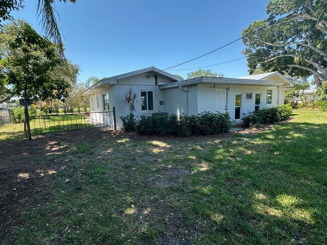 Building Photo - 4 bedroom 3 Bath 2- Car Garage