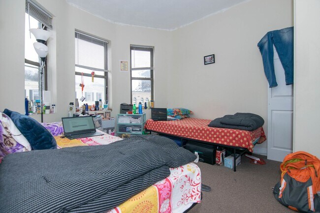 Foto del edificio - Mission Hill 3 Bed – High Ceilings – Hot Water Included – Parking Available – 9/1