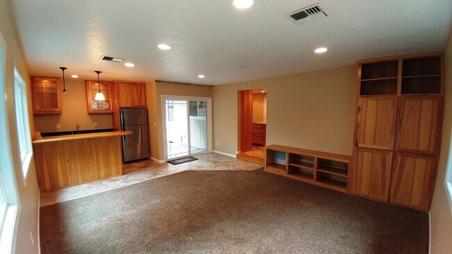 Foto del edificio - Gorgeous Home with Granite Counters and Custom Built-ins!