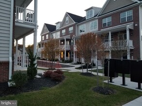 Building Photo - 754 W 2nd St