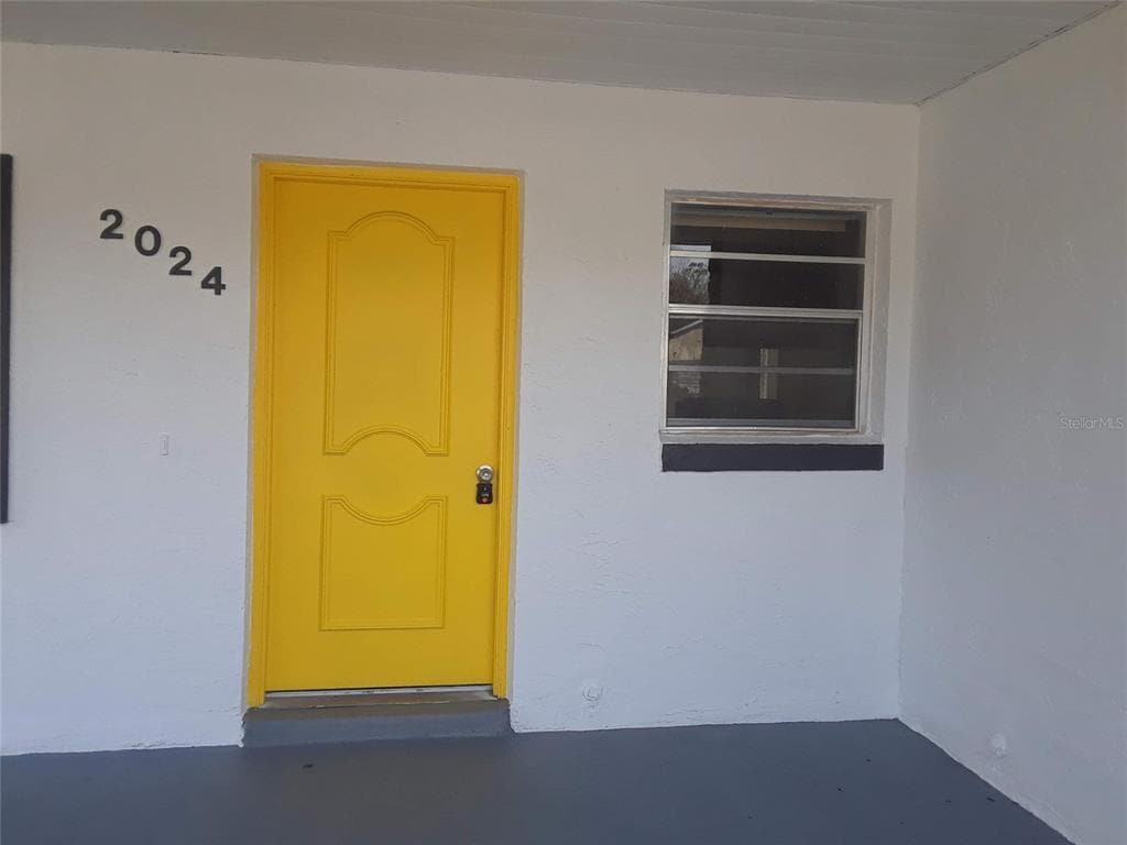 Building Photo - 2024 Las Palmas Cir