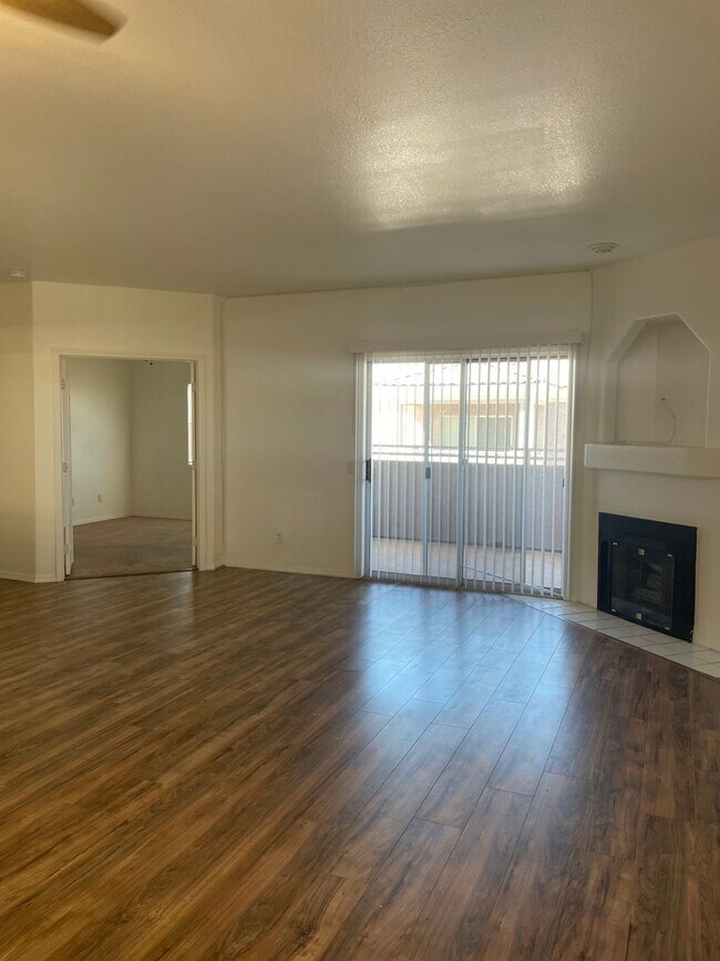 Building Photo - Beautiful open floor plan located in a gat...