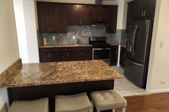 Cocina - 6108 W Addison St