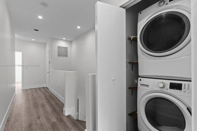 Foto del edificio - 2457 NE 135th St