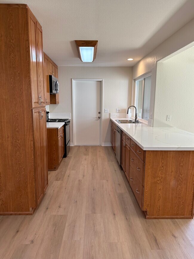 Vista de la cocina con puerta al garaje adjunto - 13784 Sycamore Tree Ln