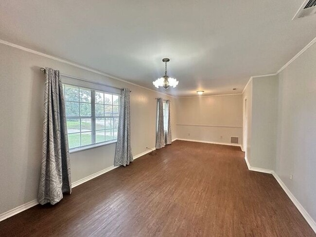 Foto del edificio - Spacious 3-Bed, 2-Bath Home with Large Sho...
