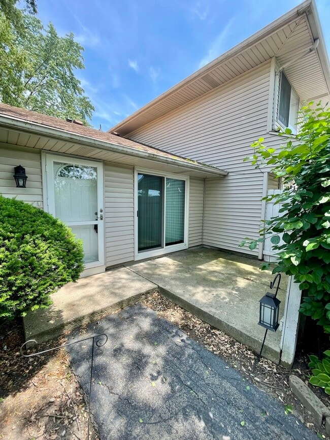 Building Photo - 2367 Carnation Dr