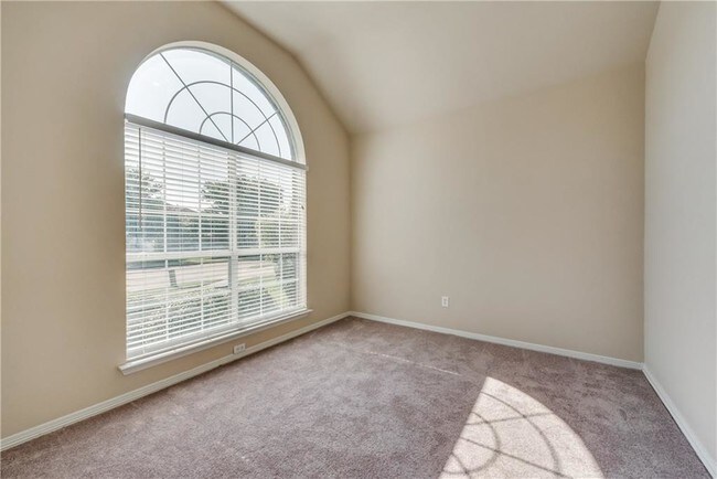 Building Photo - 733 Twin Valley Dr