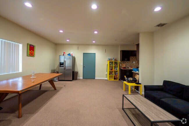 4 habitaciones, 2 baños - Sala de estar - Glendale Terrace Apartments - AC Townhomes LLC