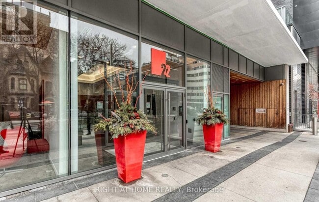Building Photo - 22 Wellesley St E
