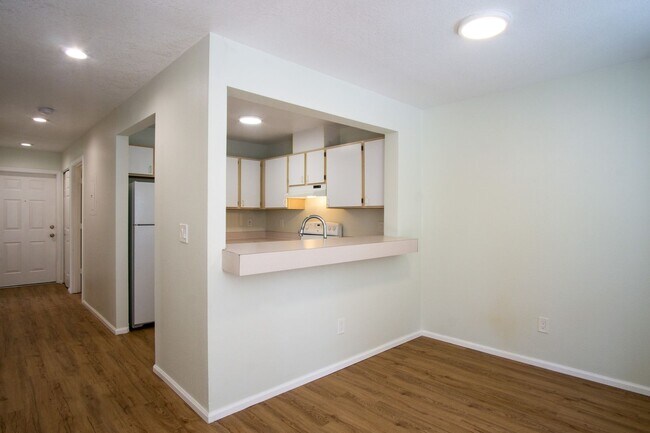 Foto del edificio - Beautiful & Spacious 2 Bed 2 Bath by Lair Hill Park!