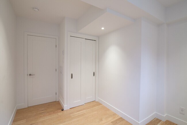 Building Photo - 4715 Chem. Queen Mary