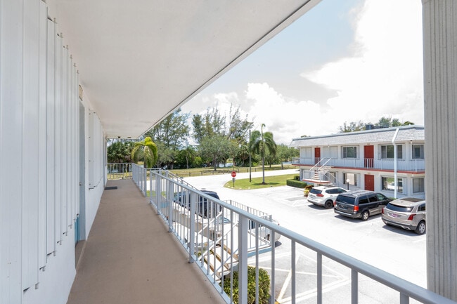 Building Photo - 2880 Lake Osborne Dr