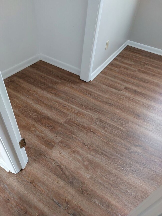 Building Photo - Coming Soon! Location! Location ! Location! Great school district and convenience