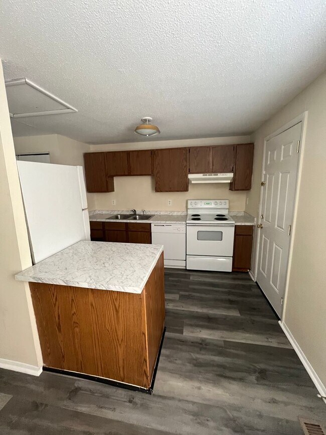 Building Photo - Camellia Drive 2411