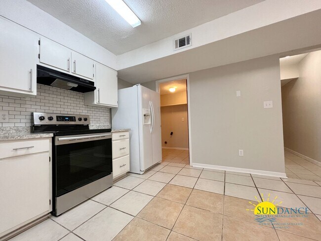 Building Photo - Quaint 2 Bedroom Townhouse in Fort Walton Beach!