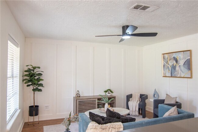 Foto del edificio - 3213 Heatherwood Dr