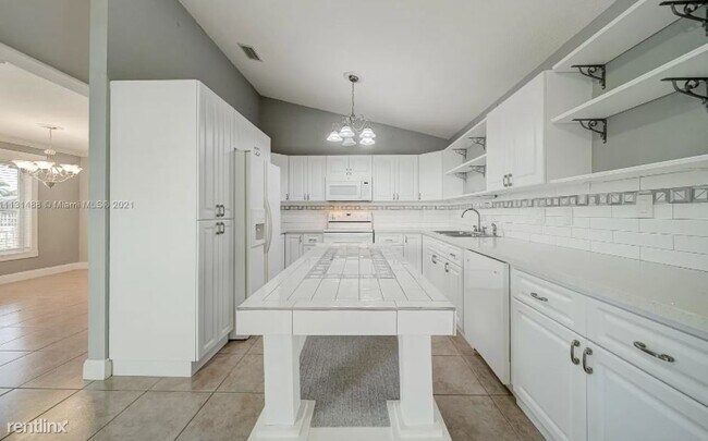 Building Photo - 4 br, 3 bath House - 4330 SW 143rd Ave
