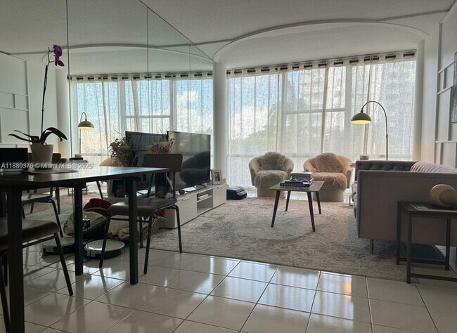 Foto del edificio - 900 Bay Dr