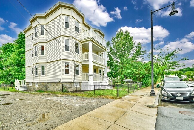 Building Photo - 1420 River St