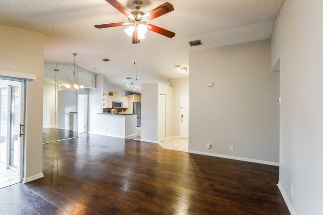 Foto del edificio - 333 W Riverbend Dr