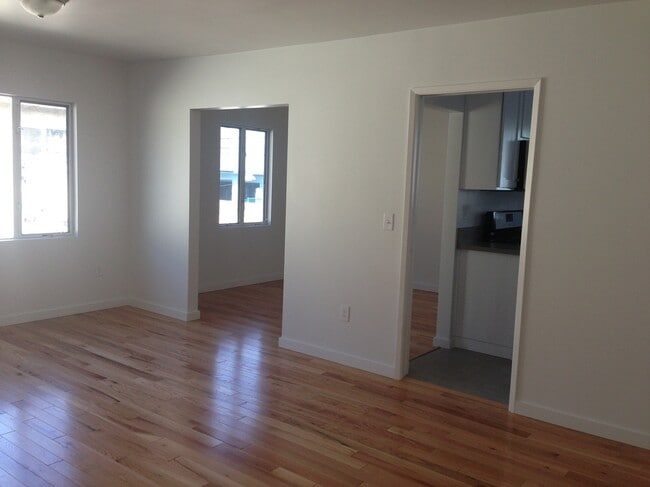 Building Photo - 128 S Hayworth Ave