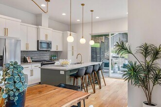 Building Photo - 1301 Cometa St