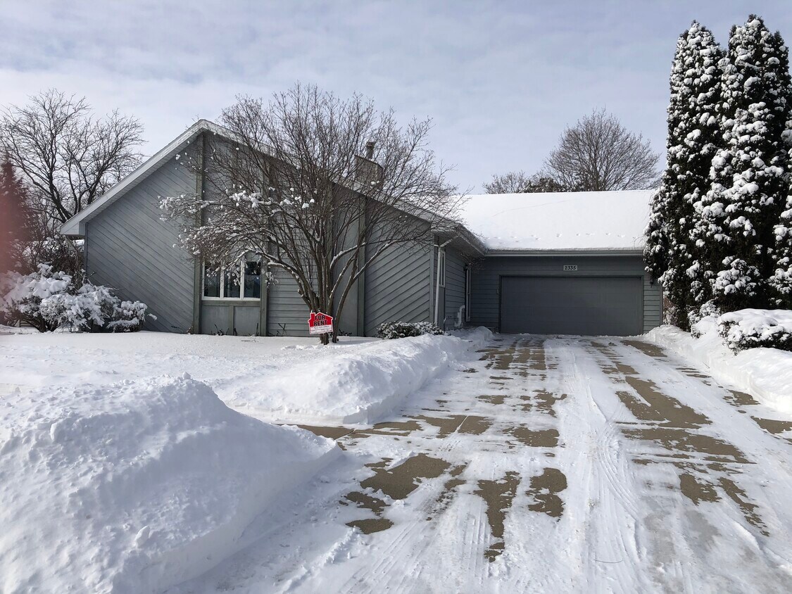 Vista a la calle de House - 2335 Parkside Dr