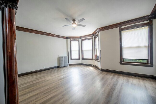 Building Photo - 6360 S Greenwood Ave