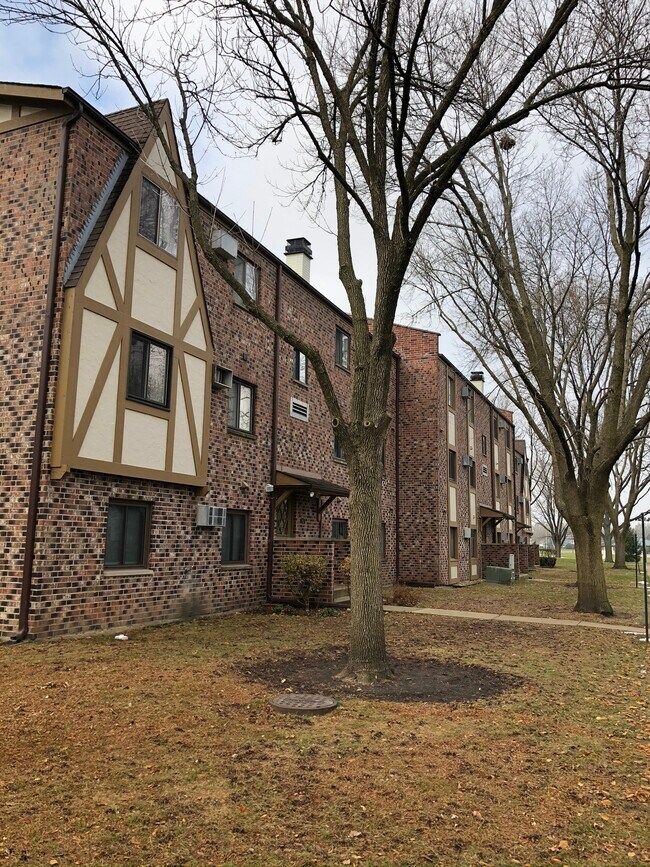 Exterior - 755 S Dwyer Ave