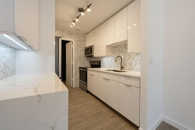 Building Photo - 2260 NE 67th St