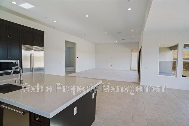 Building Photo - 30000 N Camino los Robles