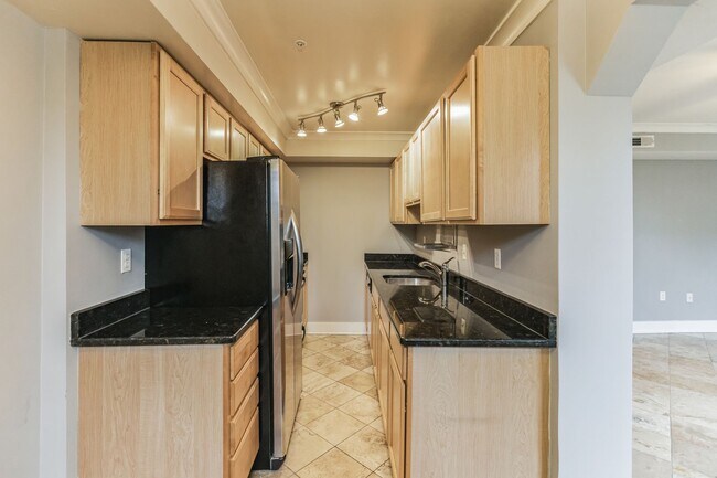 Building Photo - Cozy & bright 1 Bd/1Bth condo in Brookland House Condominium!