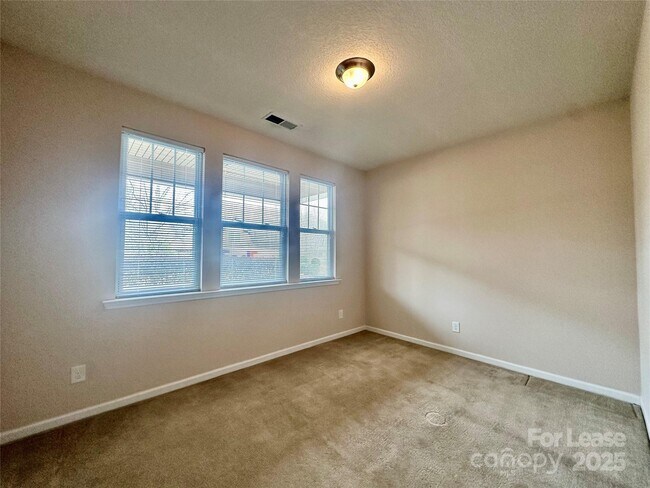 Foto del edificio - 4531 Hubbard Falls Dr