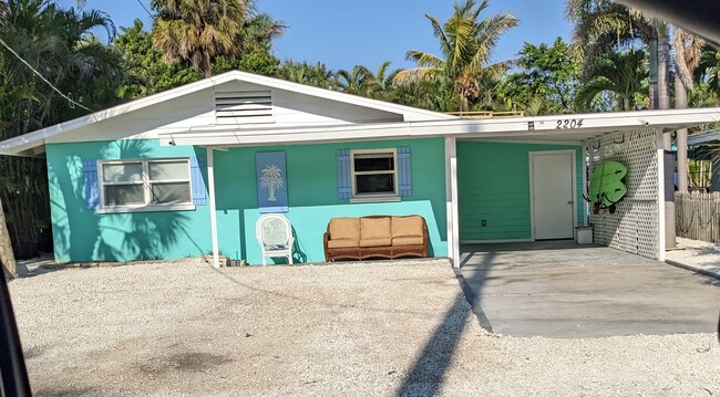 ANNA MARIA ISLAND a few steps to Beach complete remodel - 2204 Avenue C