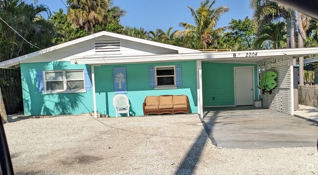 ANNA MARIA ISLAND  a few steps to  Beach complete remodel - 2204 Avenue C