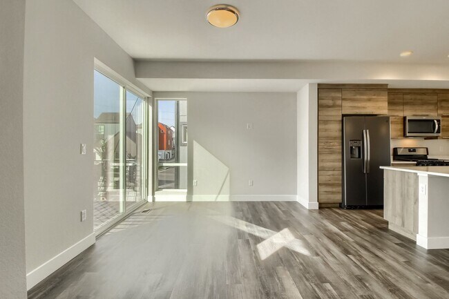 Foto del edificio - New Townhouse steps from Sloan's Lake!