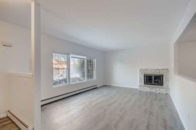 Building Photo - 553 Rosevale Ave