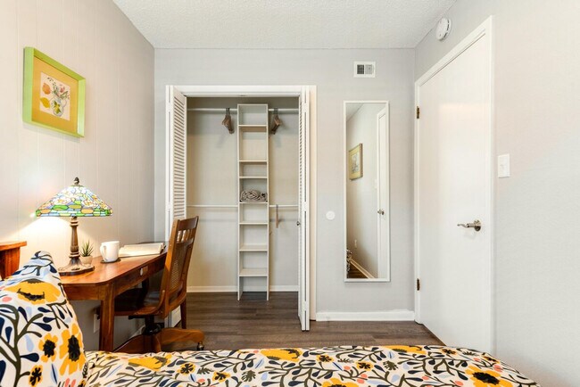 Foto del edificio - 2205 Spring Creek Dr