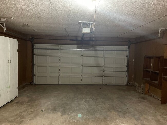 Building Photo - 218 S Rimrock Rd