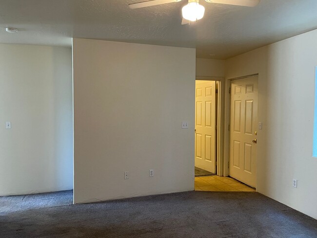 Building Photo - Cute 2 Bedroom 1 Bath Apartment-Centarlly ...
