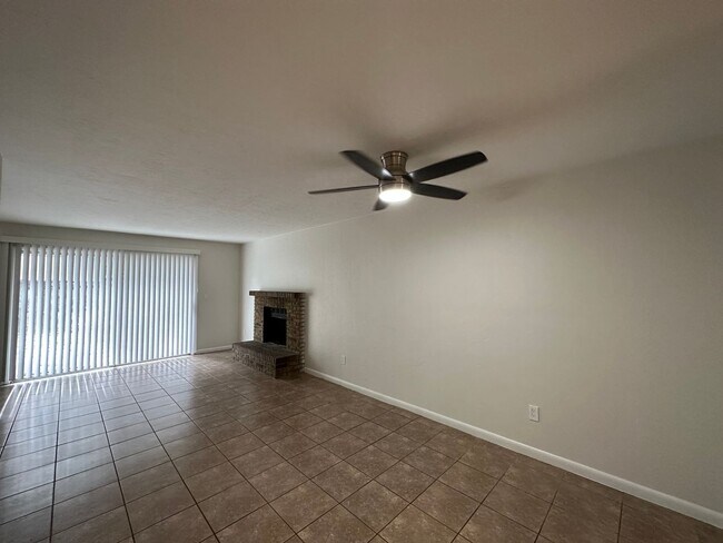 Building Photo - 2 Bed/1 Bath recently updated unit in SW G...