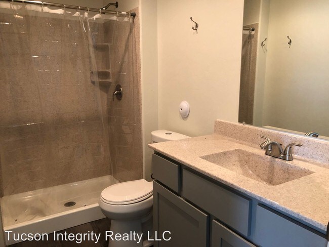 Building Photo - 4 br, 3 bath Room For Rent - 1117 E. 8th St.