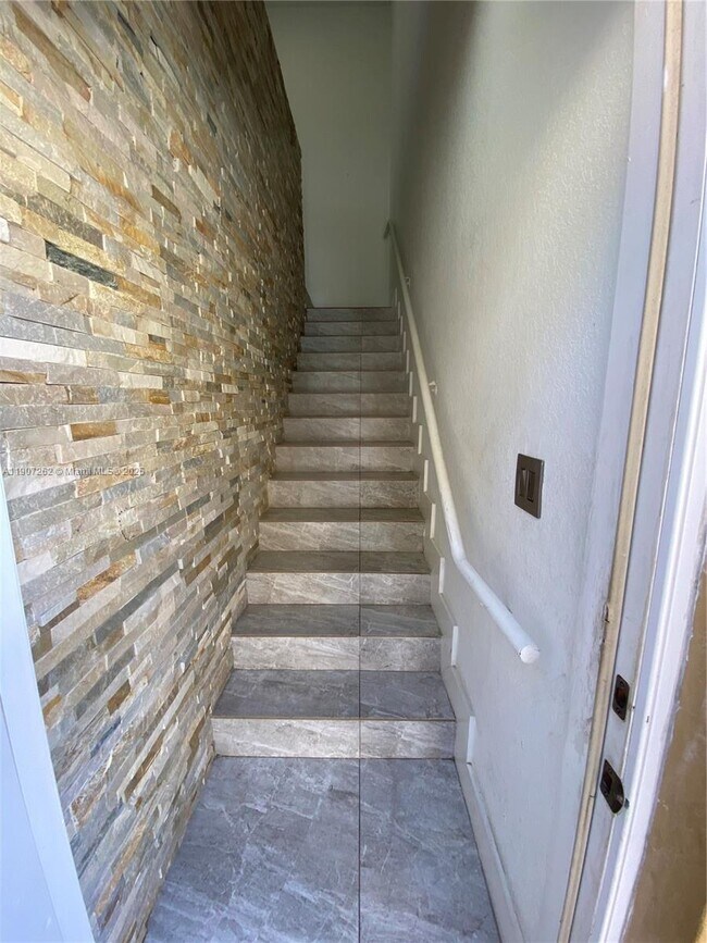 Foto del edificio - 8100 W 28th Ct