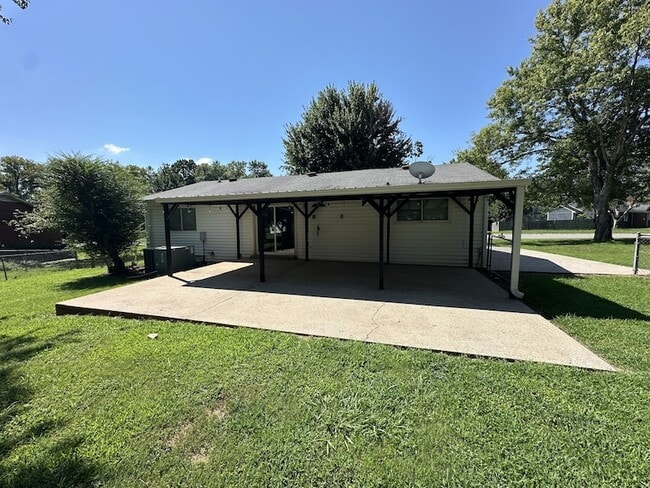 Building Photo - 116 SE Springdale Dr