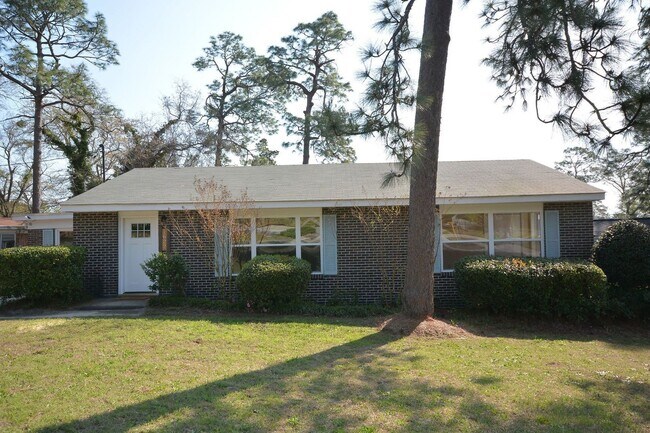 Foto del edificio - 4 bedroom, 3 bathroom home w/fenced yard n...