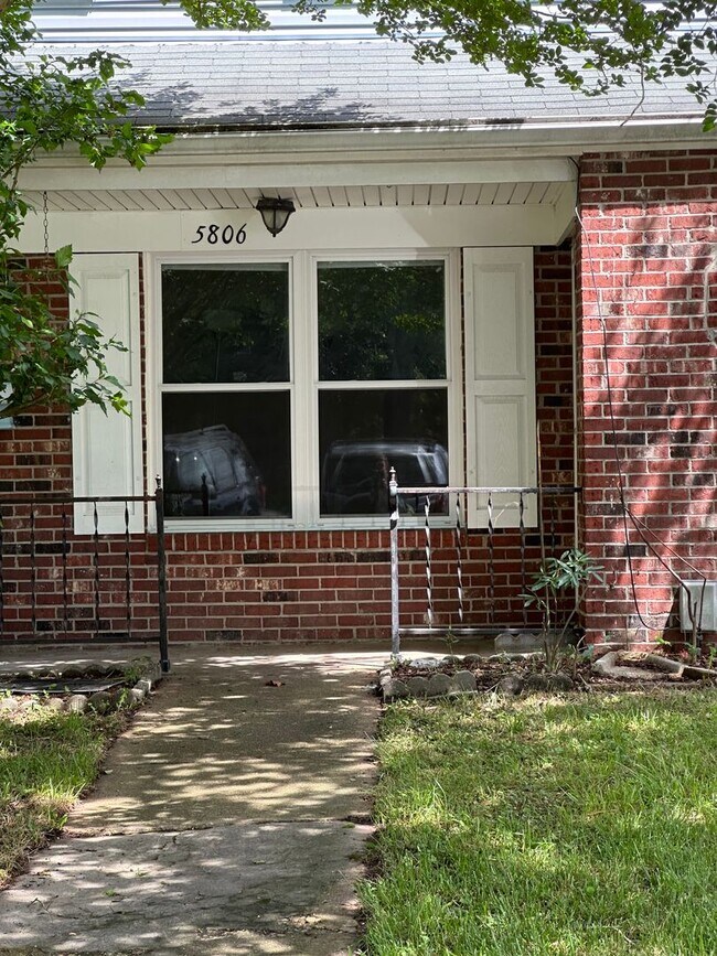 Building Photo - Lake Edward-3 bedroom 1.5 bath Townhouse
