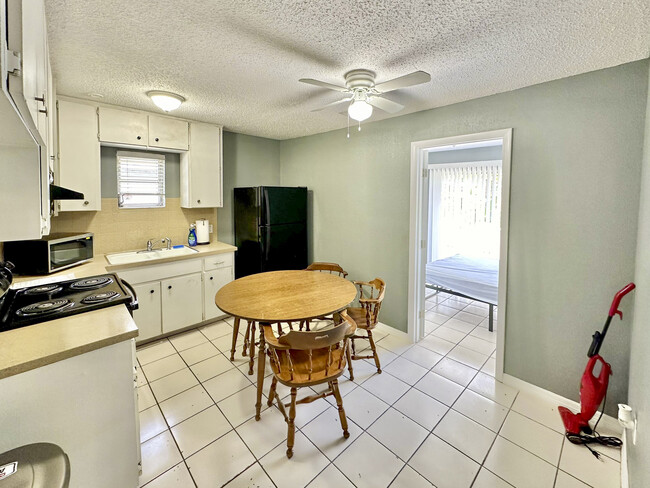 Building Photo - 5841 Sun Glo Ave